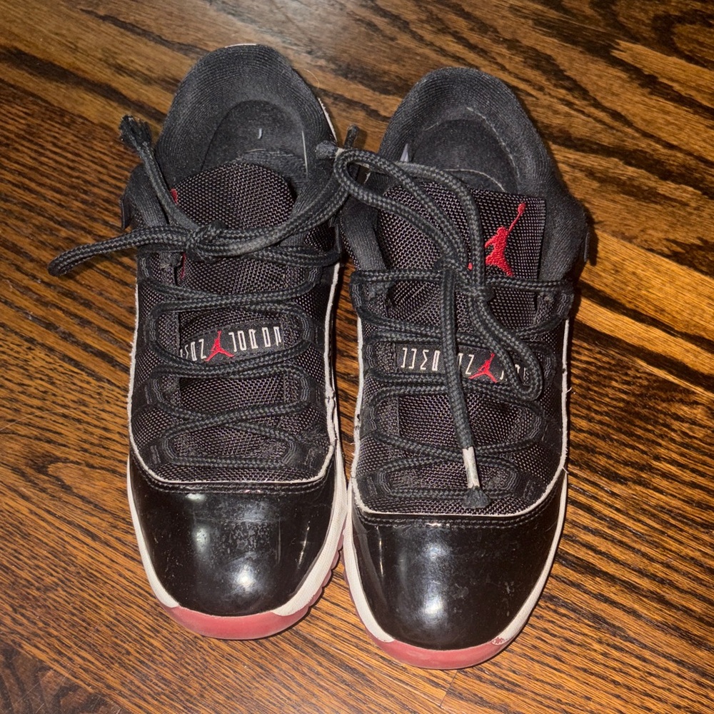 Jordan Kids Black and Red Low-Top Sneakers